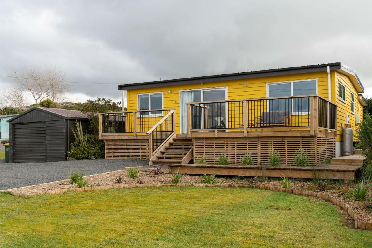 The Yellow House Kaka Point Exterior photo